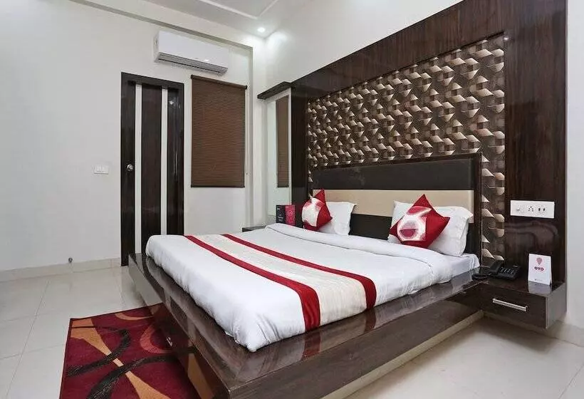 Hotelli Oyo 13475 Kn Plaza