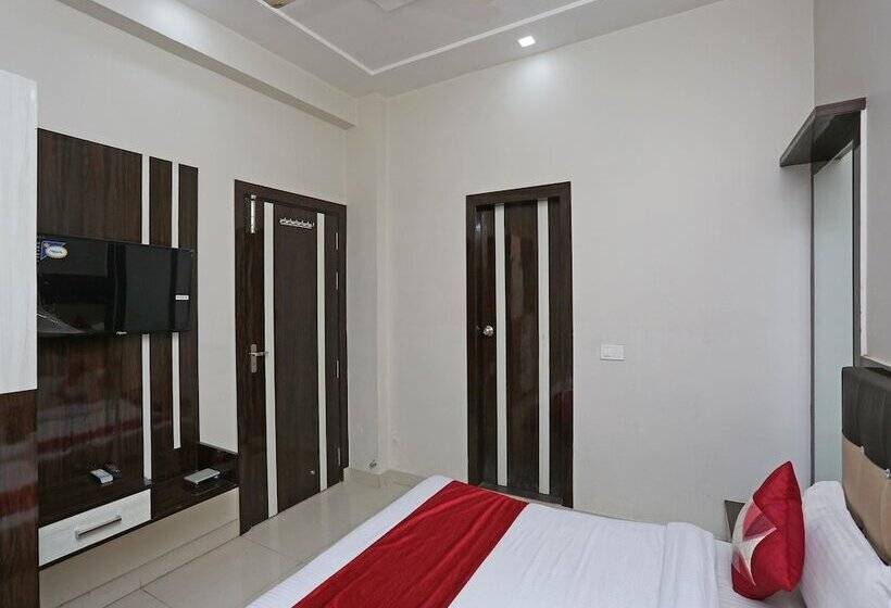 בית מלון כפרי Oyo 13475 Kn Plaza