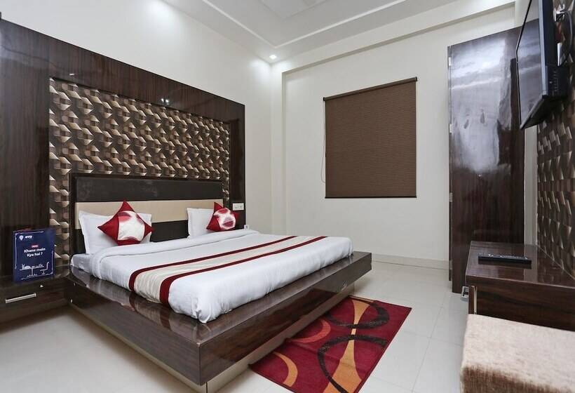 בית מלון כפרי Oyo 13475 Kn Plaza