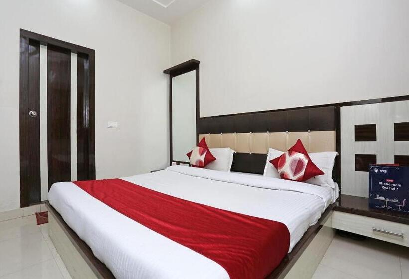 בית מלון כפרי Oyo 13475 Kn Plaza