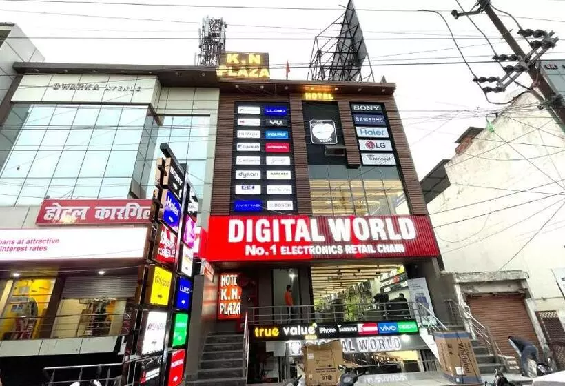 Hotelli Oyo 13475 Kn Plaza