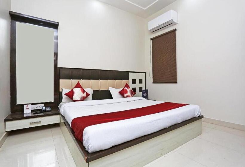 בית מלון כפרי Oyo 13475 Kn Plaza