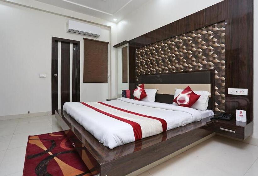 בית מלון כפרי Oyo 13475 Kn Plaza