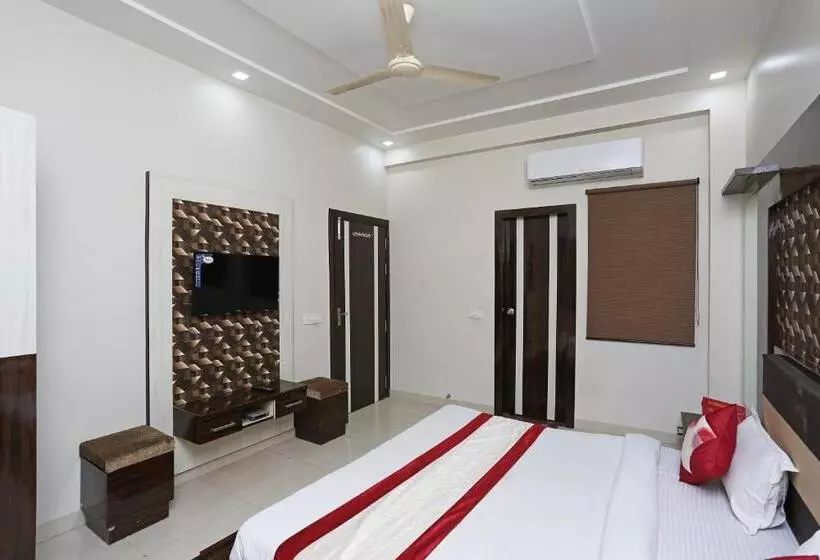 Hotelli Oyo 13475 Kn Plaza