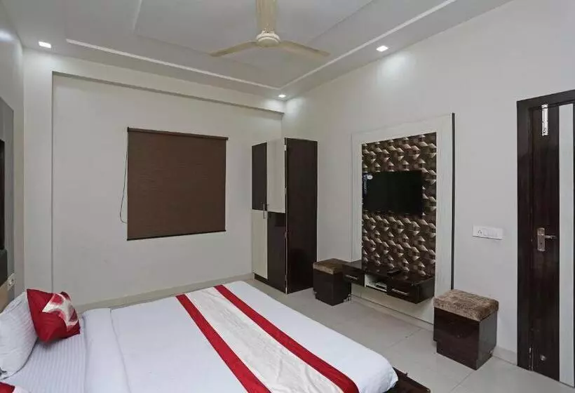 Hotelli Oyo 13475 Kn Plaza