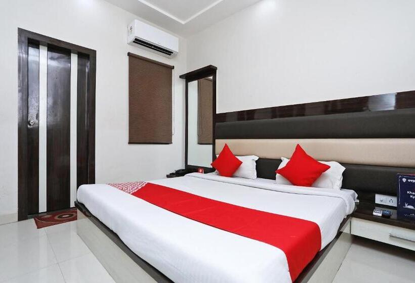 בית מלון כפרי Oyo 13475 Kn Plaza