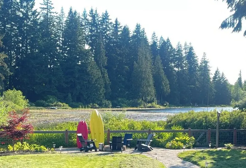 Lakefront Gem: Balcony, Fire Pit & Yard In Everett