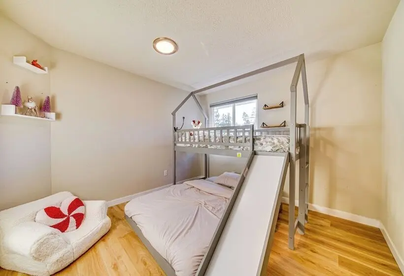Lakefront Gem: Balcony, Fire Pit & Yard In Everett