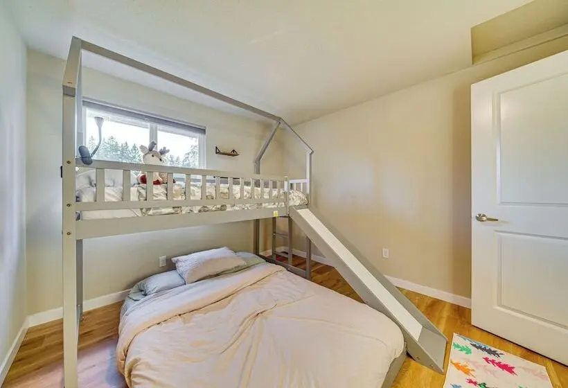 Lakefront Gem: Balcony, Fire Pit & Yard In Everett