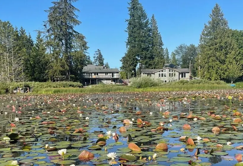 Lakefront Gem: Balcony, Fire Pit & Yard In Everett