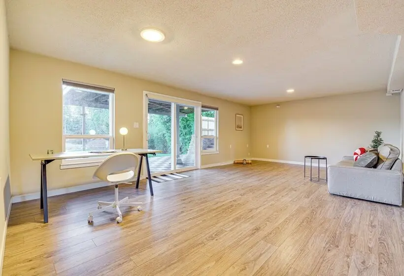 Lakefront Gem: Balcony, Fire Pit & Yard In Everett