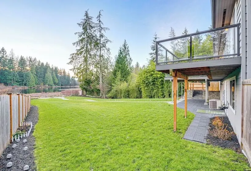 Lakefront Gem: Balcony, Fire Pit & Yard In Everett