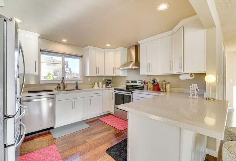 Lakefront Gem: Balcony, Fire Pit & Yard In Everett
