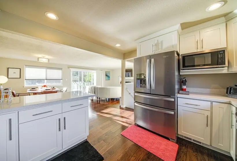Lakefront Gem: Balcony, Fire Pit & Yard In Everett