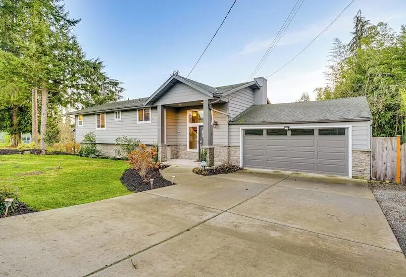 Lakefront Gem: Balcony, Fire Pit & Yard In Everett