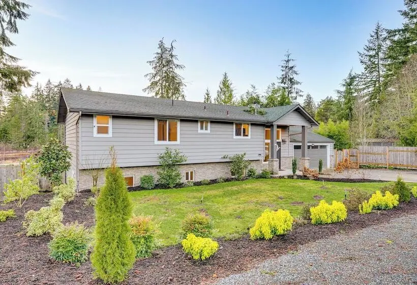Lakefront Gem: Balcony, Fire Pit & Yard In Everett