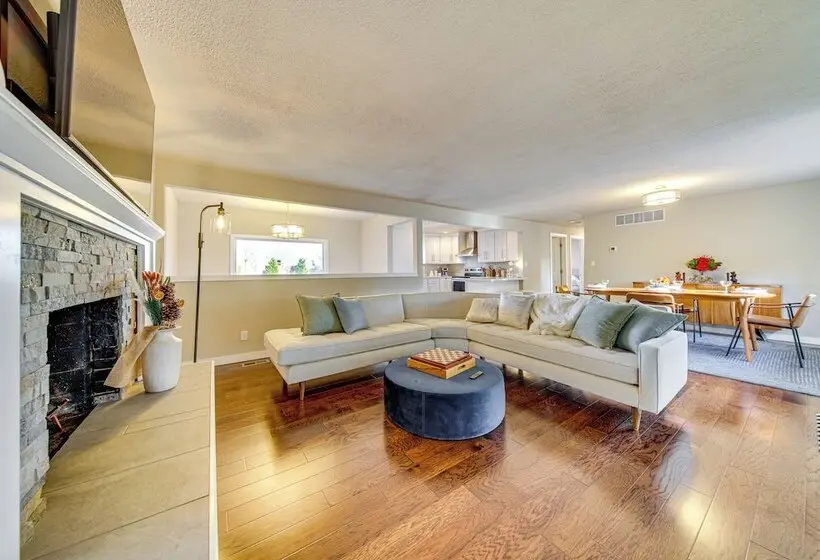 Lakefront Gem: Balcony, Fire Pit & Yard In Everett