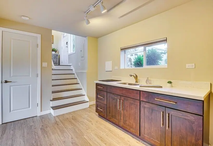 Lakefront Gem: Balcony, Fire Pit & Yard In Everett