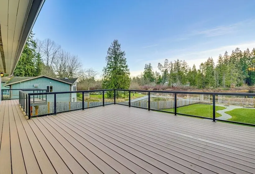 Lakefront Gem: Balcony, Fire Pit & Yard In Everett