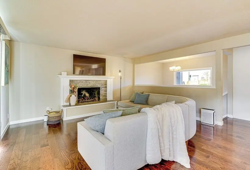 Lakefront Gem: Balcony, Fire Pit & Yard In Everett