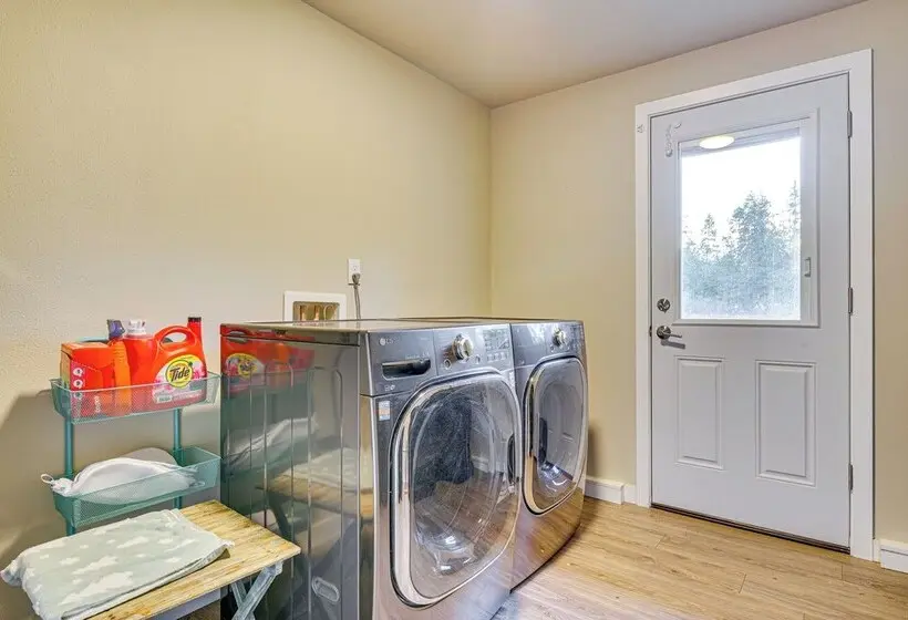 Lakefront Gem: Balcony, Fire Pit & Yard In Everett