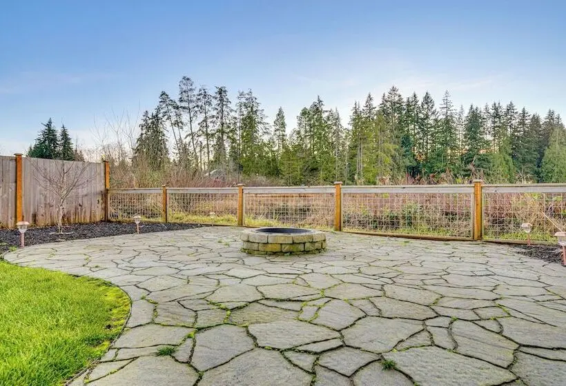 Lakefront Gem: Balcony, Fire Pit & Yard In Everett