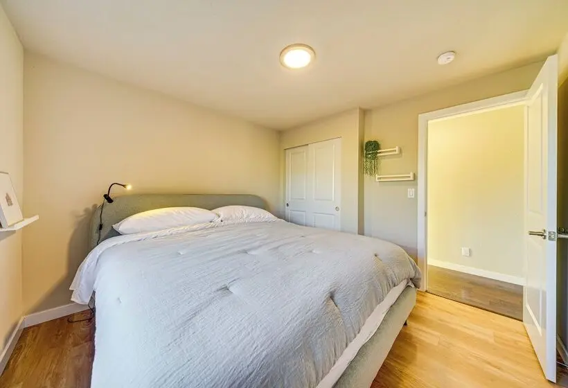 Lakefront Gem: Balcony, Fire Pit & Yard In Everett