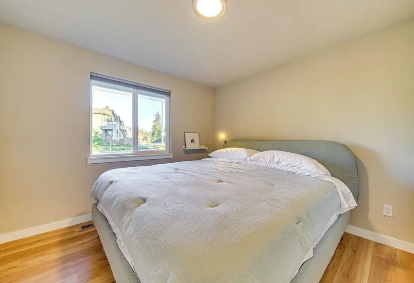 Lakefront Gem: Balcony, Fire Pit & Yard In Everett
