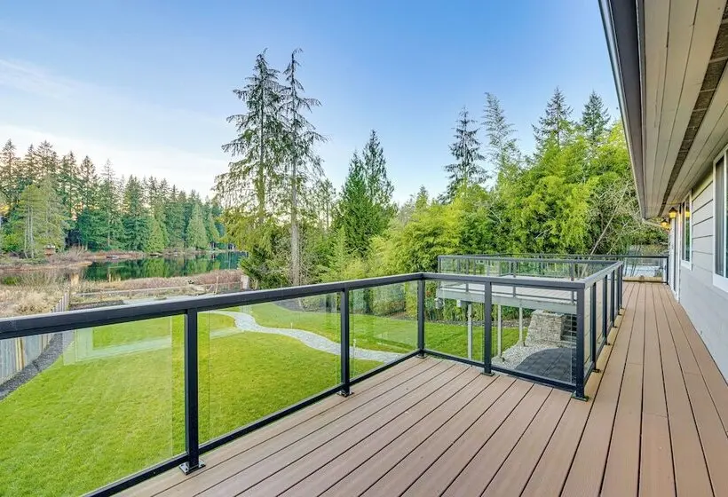 Lakefront Gem: Balcony, Fire Pit & Yard In Everett