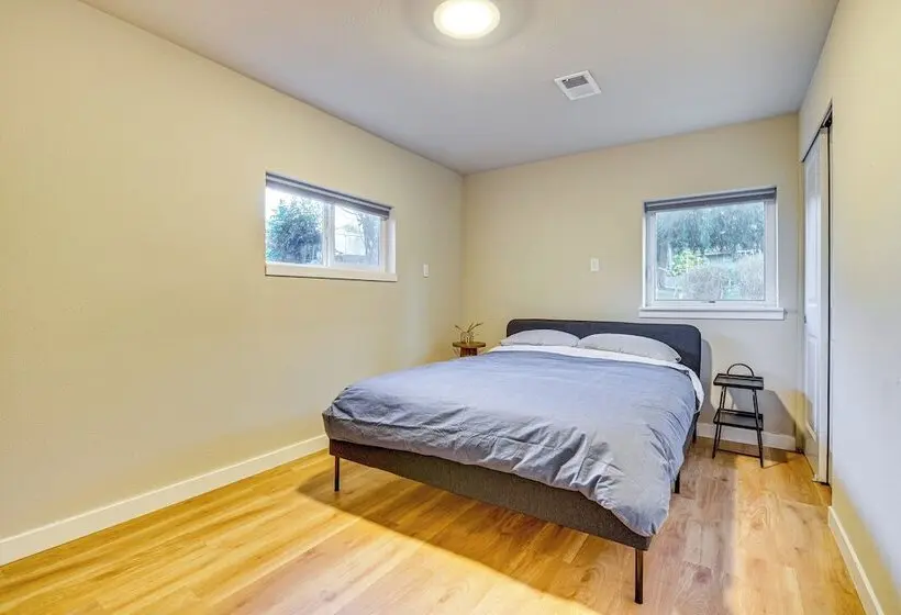 Lakefront Gem: Balcony, Fire Pit & Yard In Everett