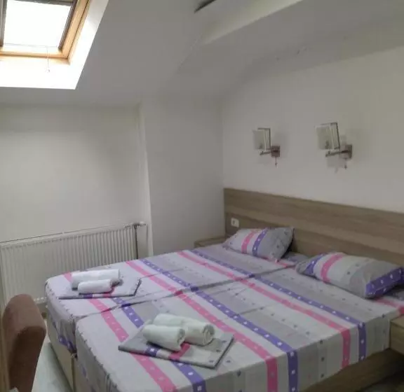 Atina Lux Hostel