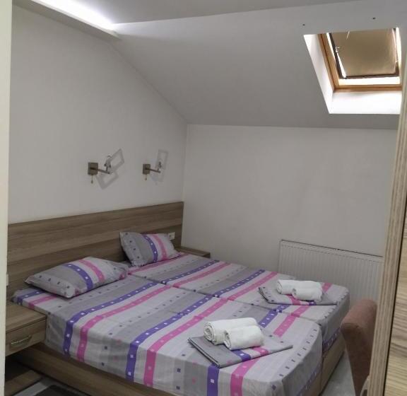 Atina Lux Hostel