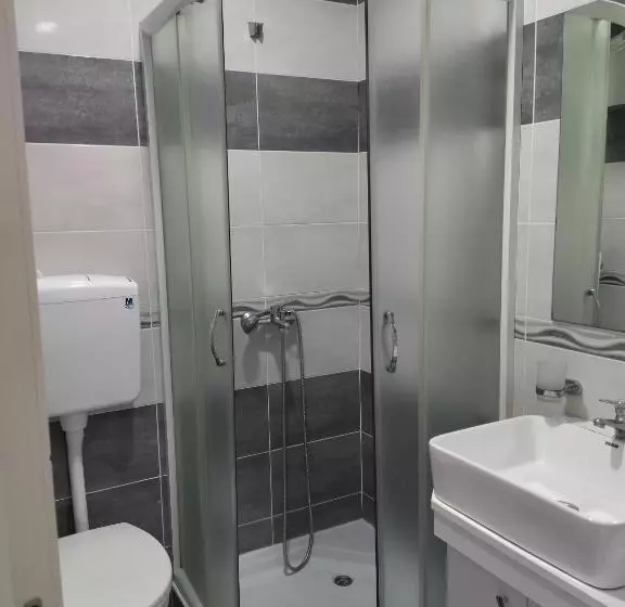 Atina Lux Hostel