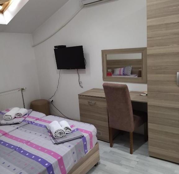 Atina Lux Hostel
