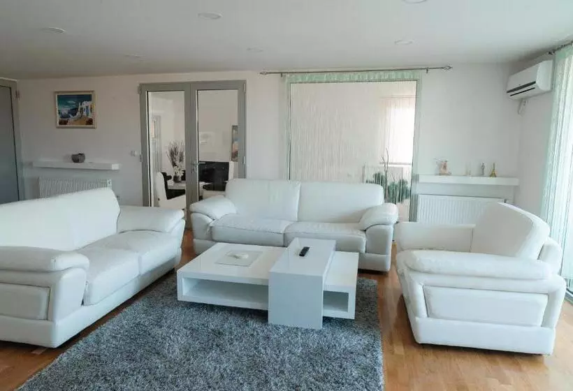 Atina Lux Hostel