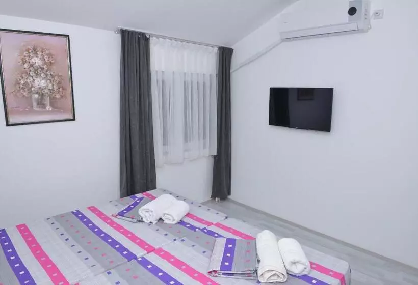 Atina Lux Hostel