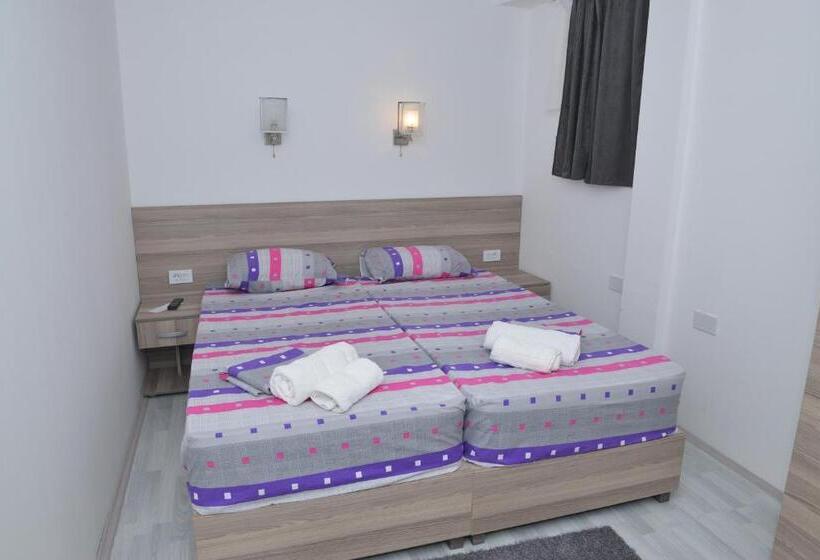 Atina Lux Hostel