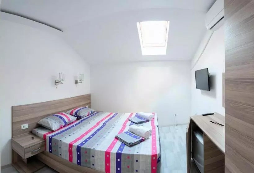 Atina Lux Hostel