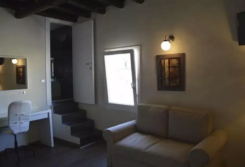 تختخواب و صبحانه Suite White House