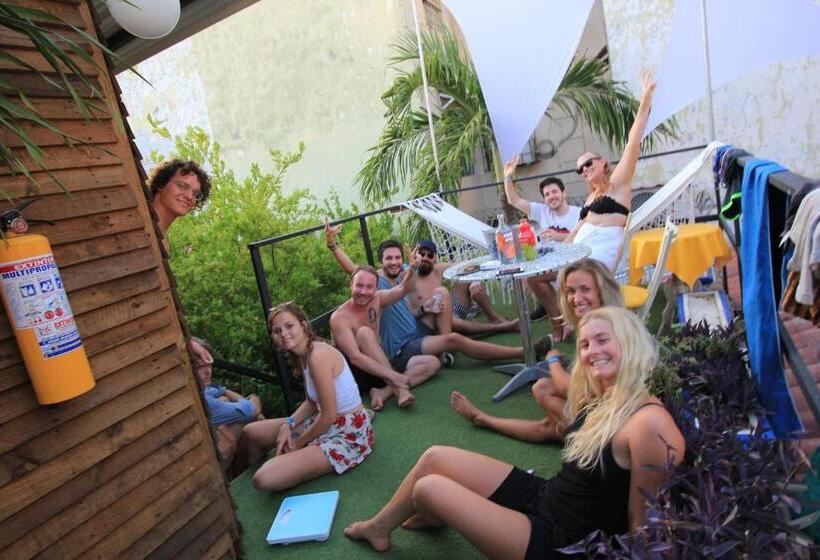 Hostel La Antigua Capsula