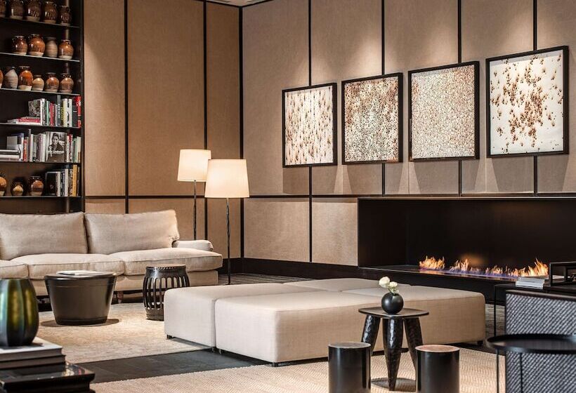 Hotel The Middle House