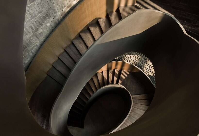 Hotel The Middle House