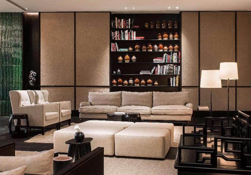 호텔 The Middle House