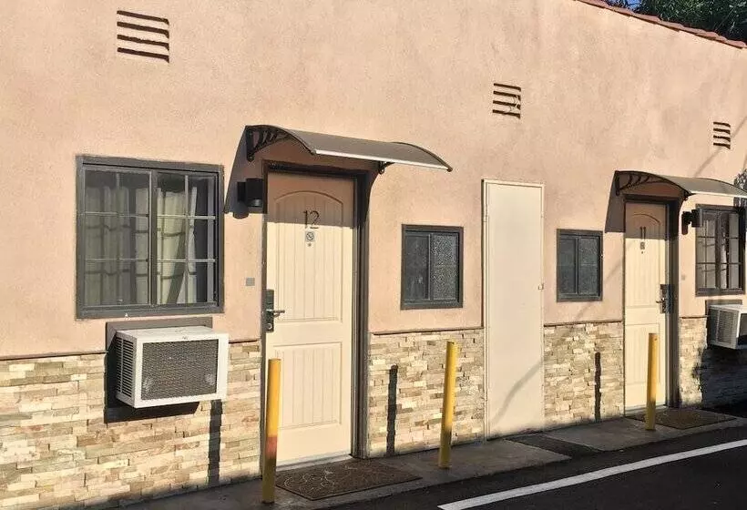 モーテル Mid City Inn