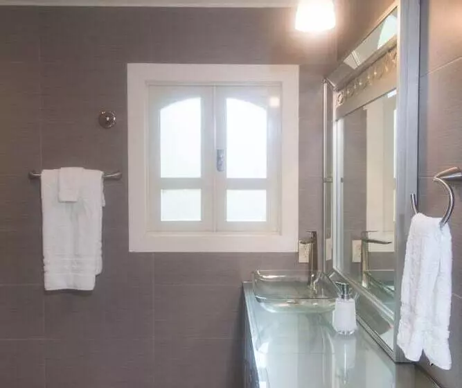 استراحتگاه The Fred  Adults Only