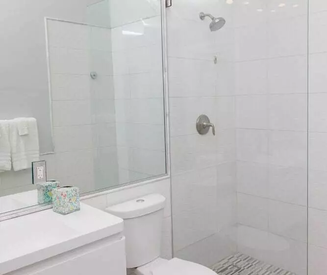 استراحتگاه The Fred  Adults Only