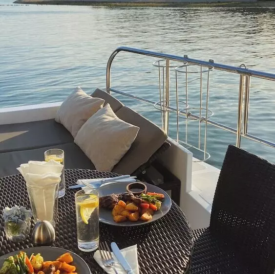 Hotelli Nyaman Catamaran