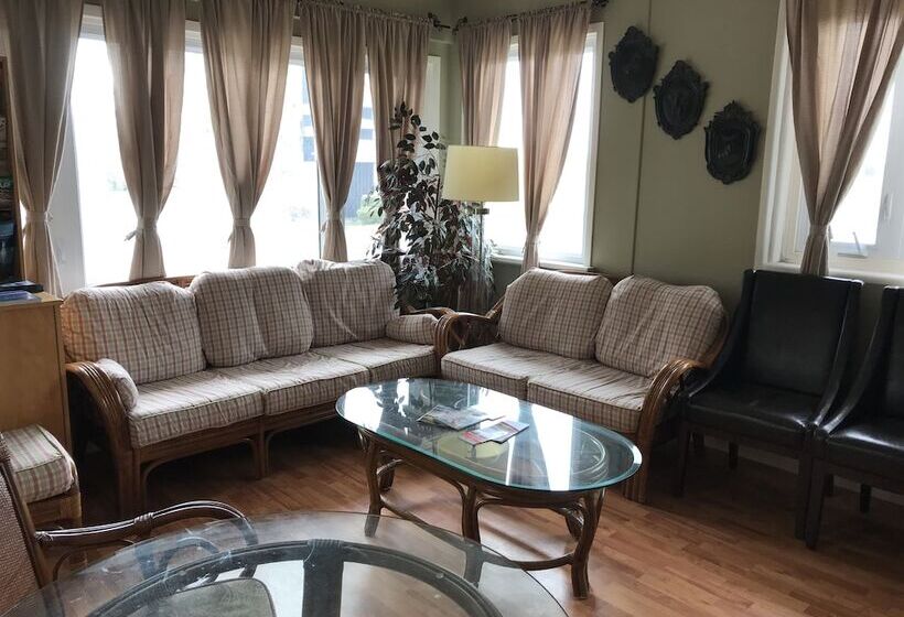 Cardinal Court Motel