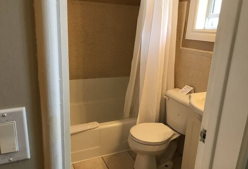 Cardinal Court Motel