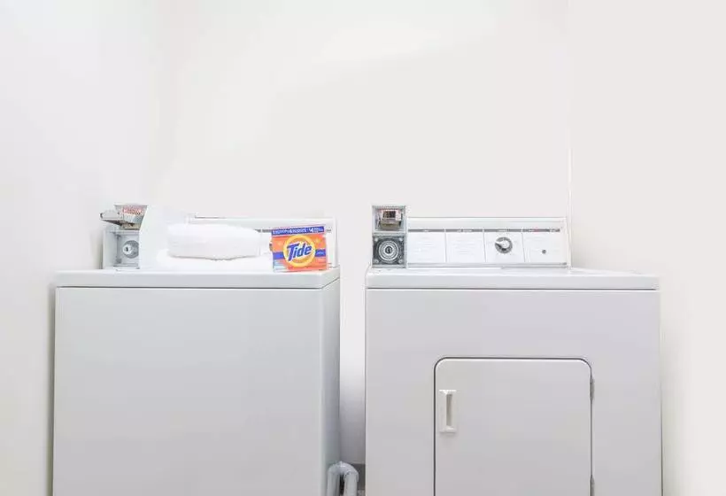 Motelli Heartland Hotel & Suites